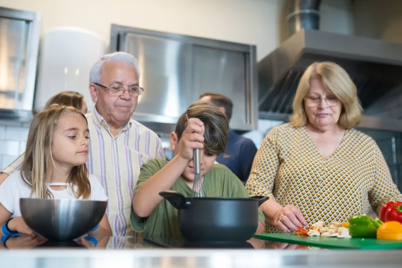 Cuisiner avec des inconnus : la nouvelle façon de goûter le Québec